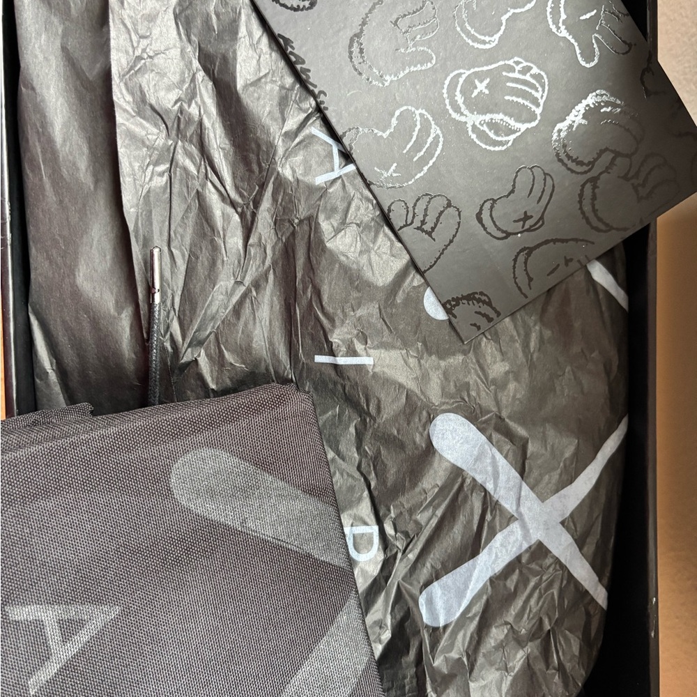Jordan Air Jordan 4 Retro KAWS Black/Clear Glow Box Label - Picture 3 of 11